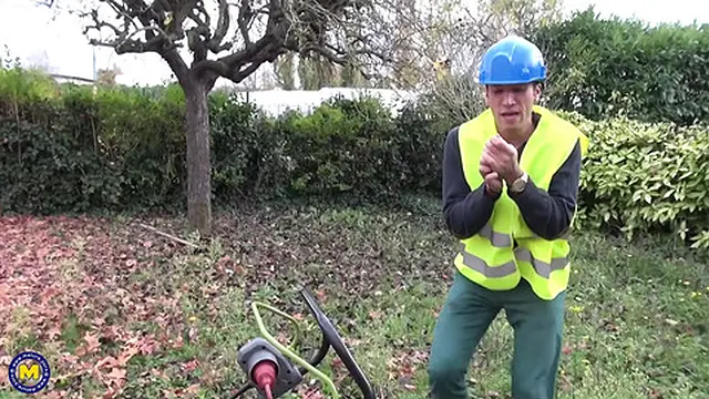 Busty mature lady seeks attention