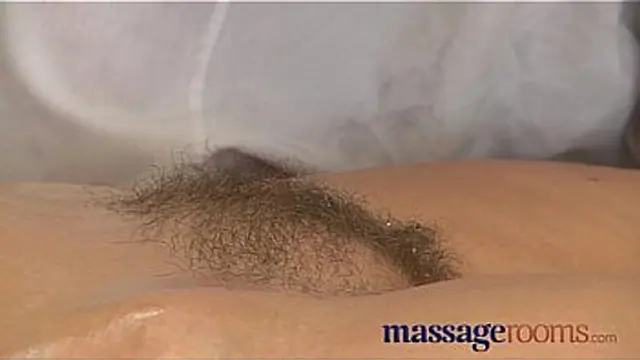 Mature Woman Gets Orgasm💦 in Massage Room